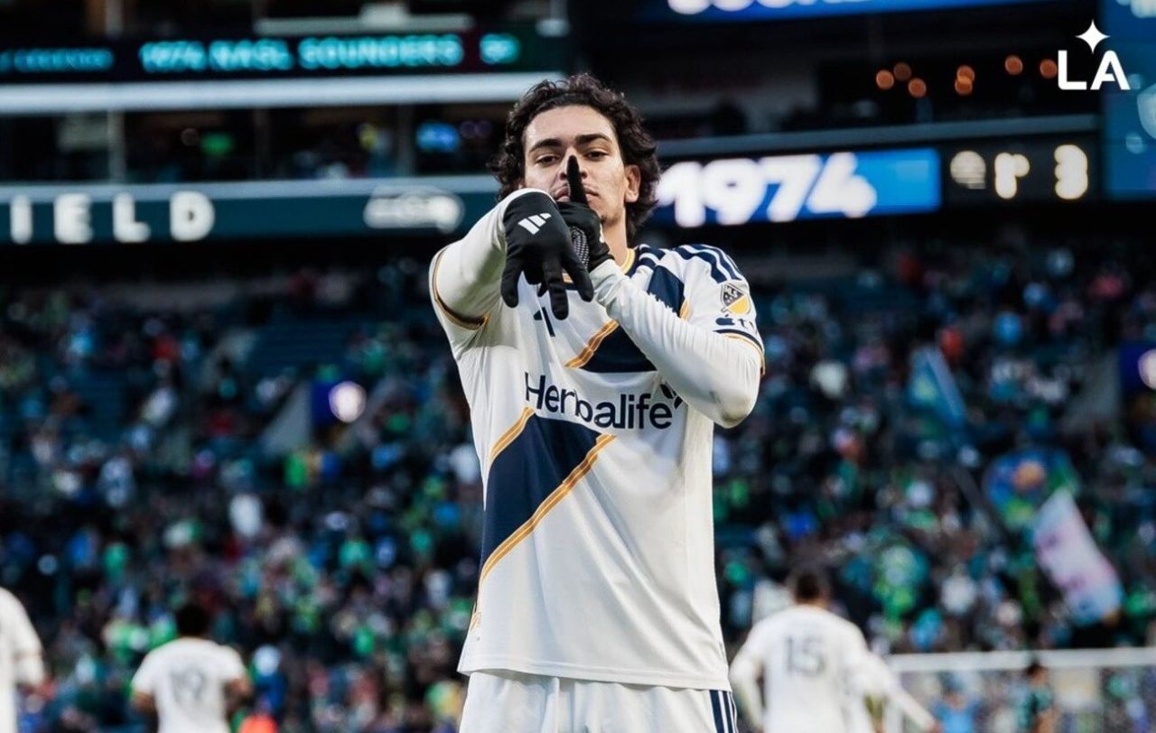 Matheus Nascimento comemorando gol pelo LA Galaxy