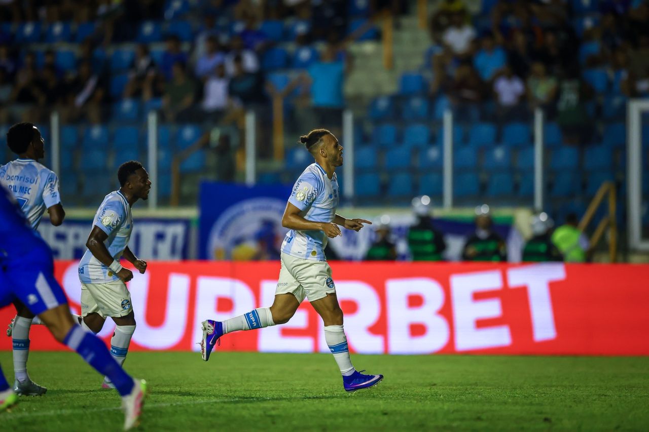 Braithwaite comemora após marcar pelo Grêmio