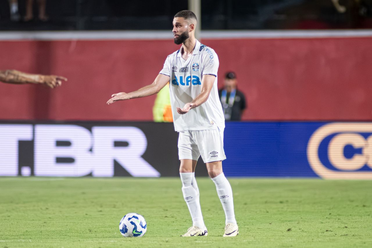 Wagner Leonardo no banco do Grêmio durante jogo contra Vitória