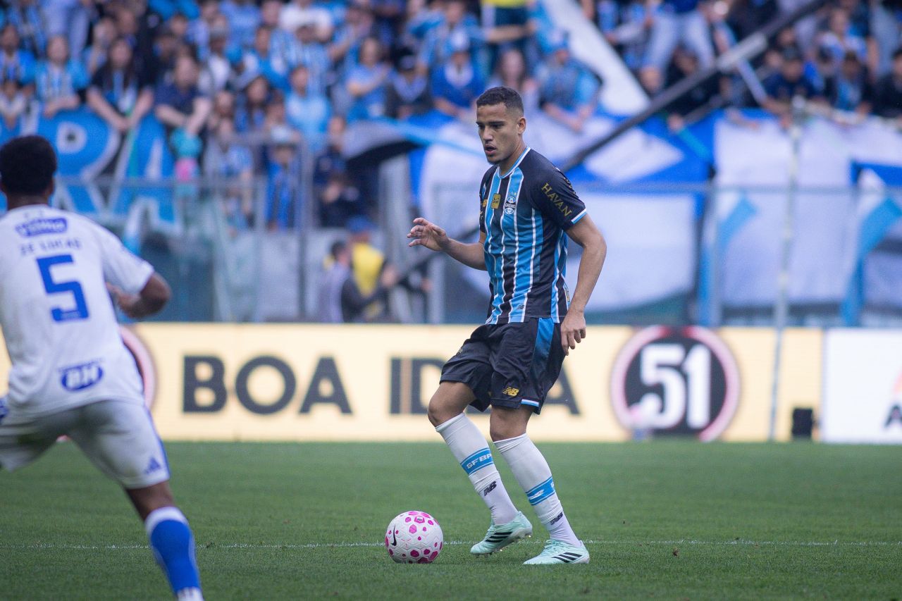 Gustavo Martins em defesa pelo Grêmio contra o Cruzeiro