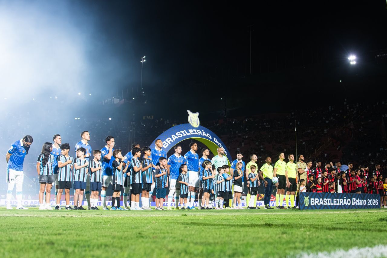 Jogadores do Grêmio durante partida no Barradão