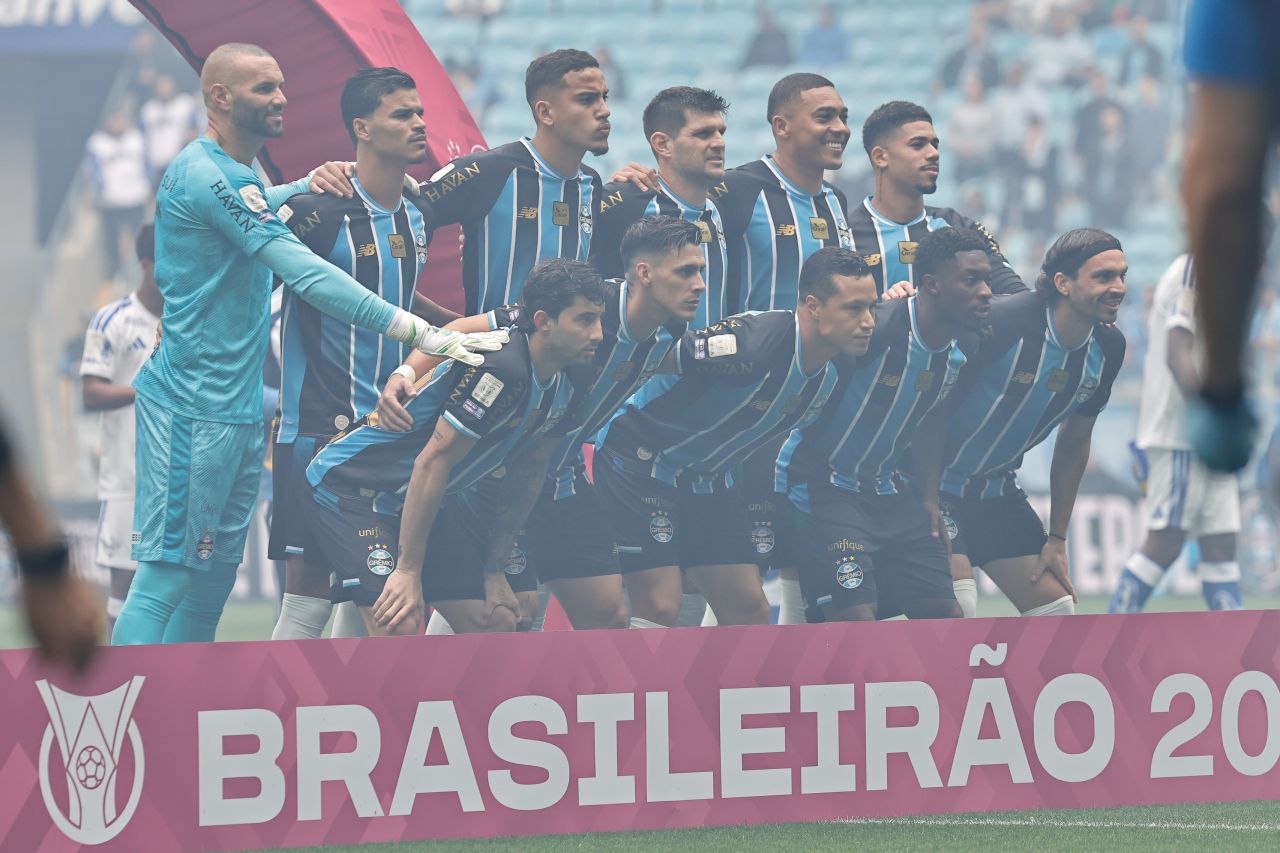 Jogadores de Grêmio e Cruzeiro disputando lance durante a partida