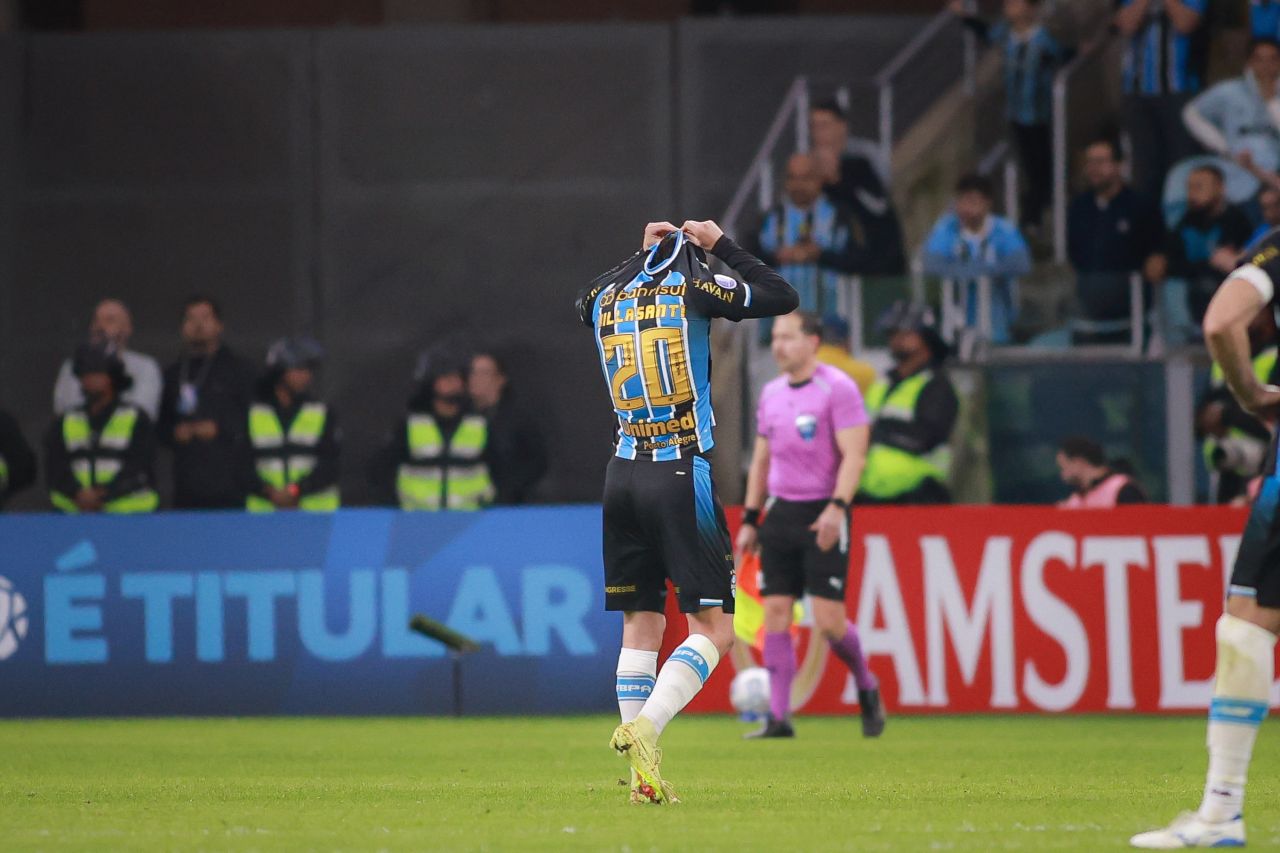 Luís Castro vaiado durante partida do Grêmio contra o Bolívar