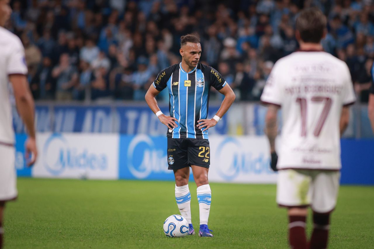 Torcida na Arena do Grêmio vaiando técnico após eliminação