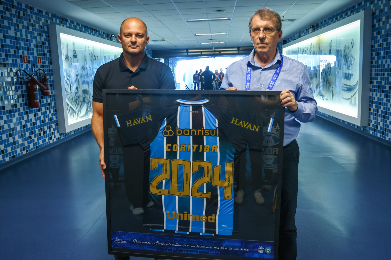 Odorico Roman entrega camisa emoldurada a William Thomas