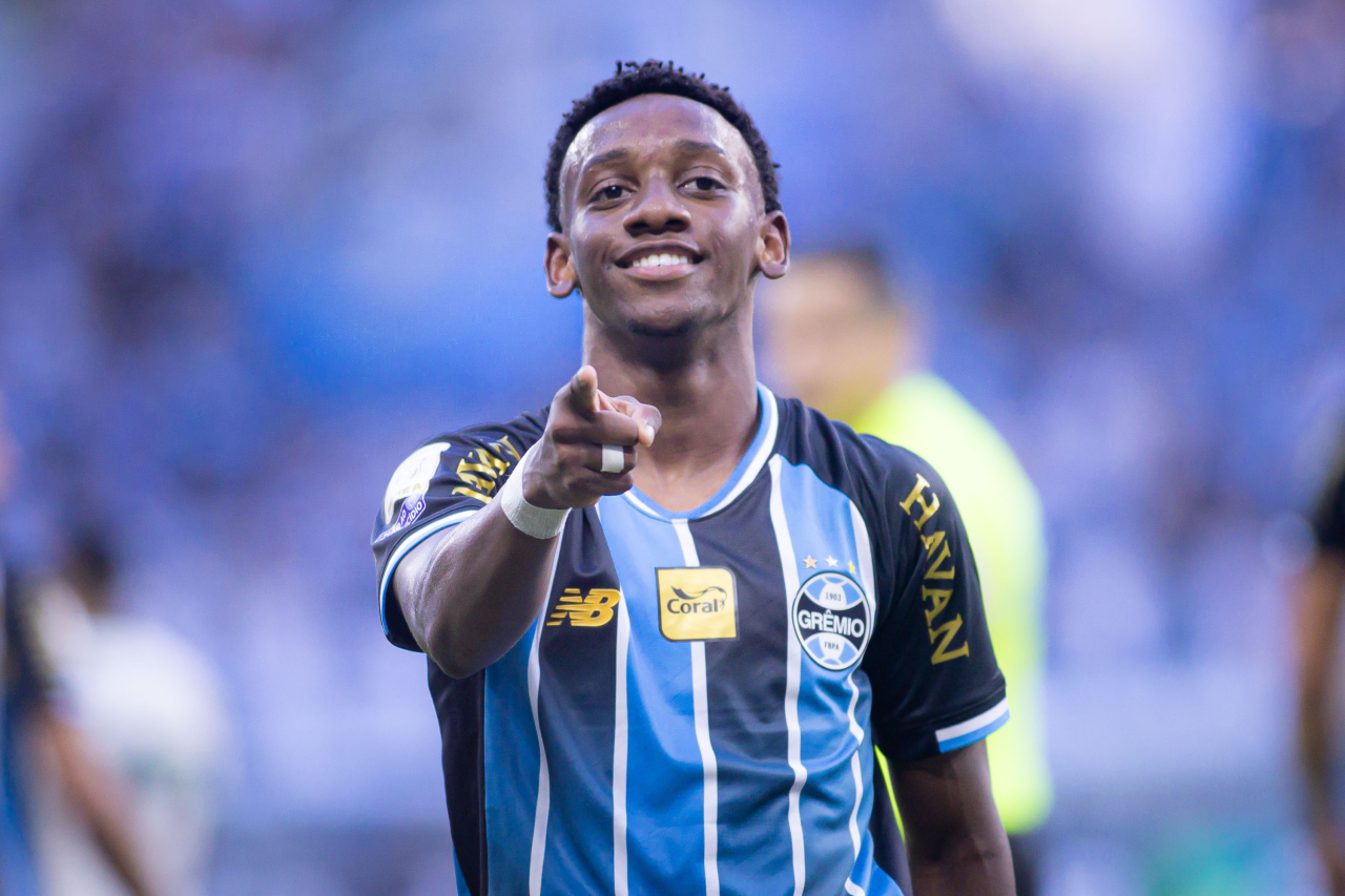 Gabriel Mec comemorando gol pelo Grêmio