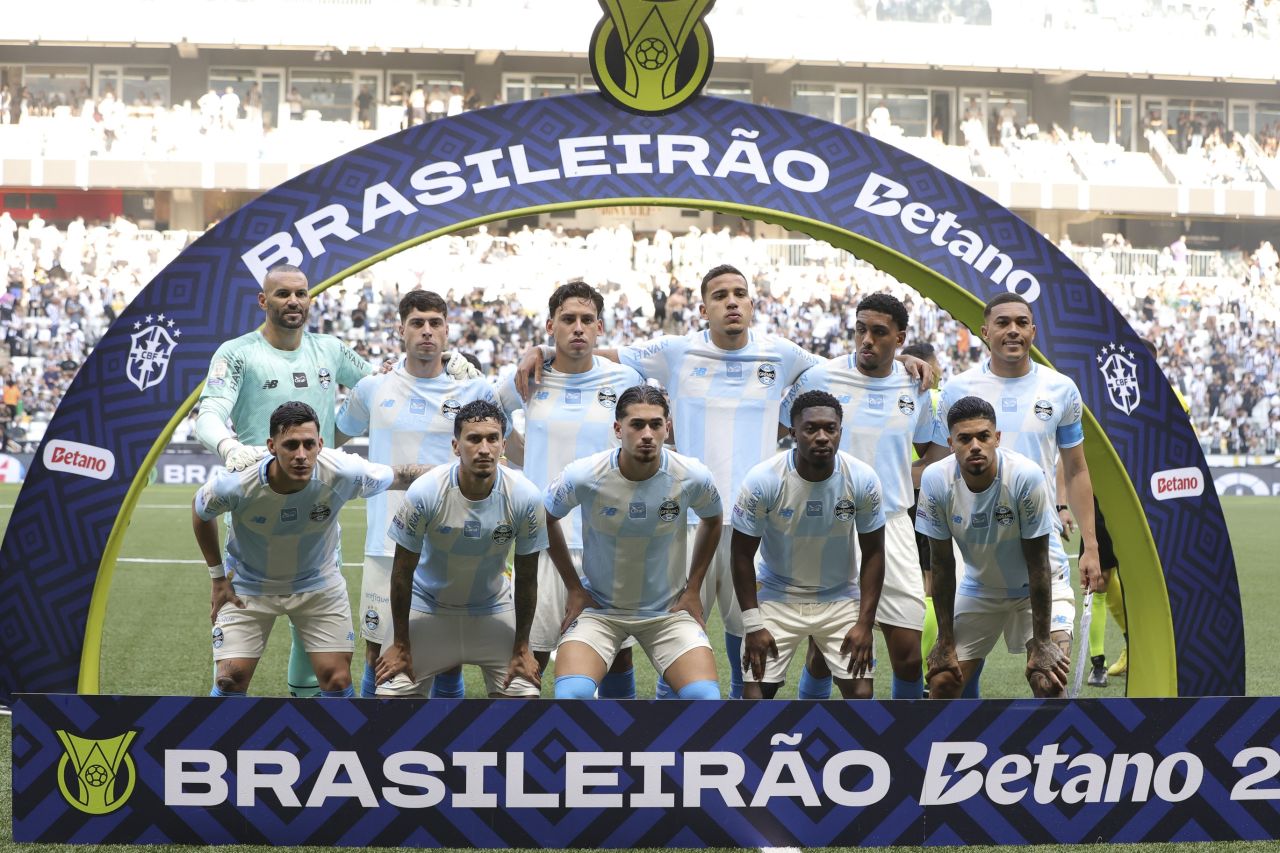 Jogadores do Grêmio abatidos após o terceiro gol