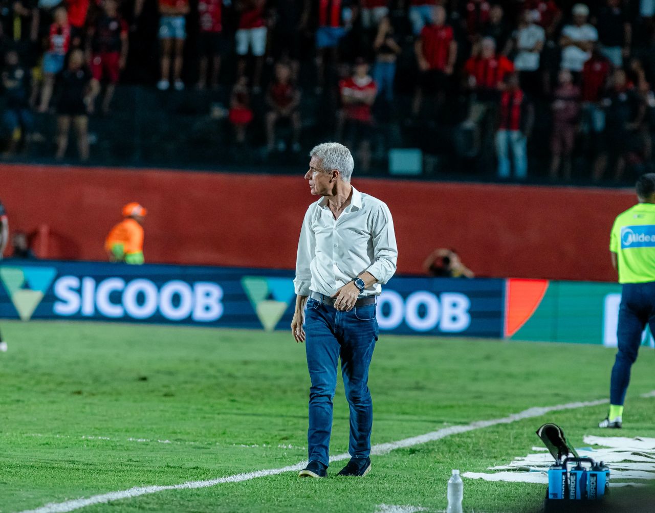 Luís Castro durante partida no Barradão