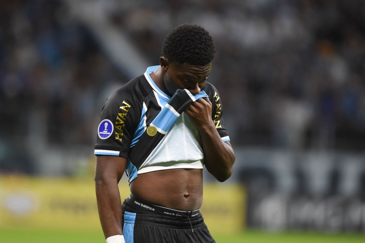 Jogadores do Grêmio após derrota e eliminação para o Bolívar