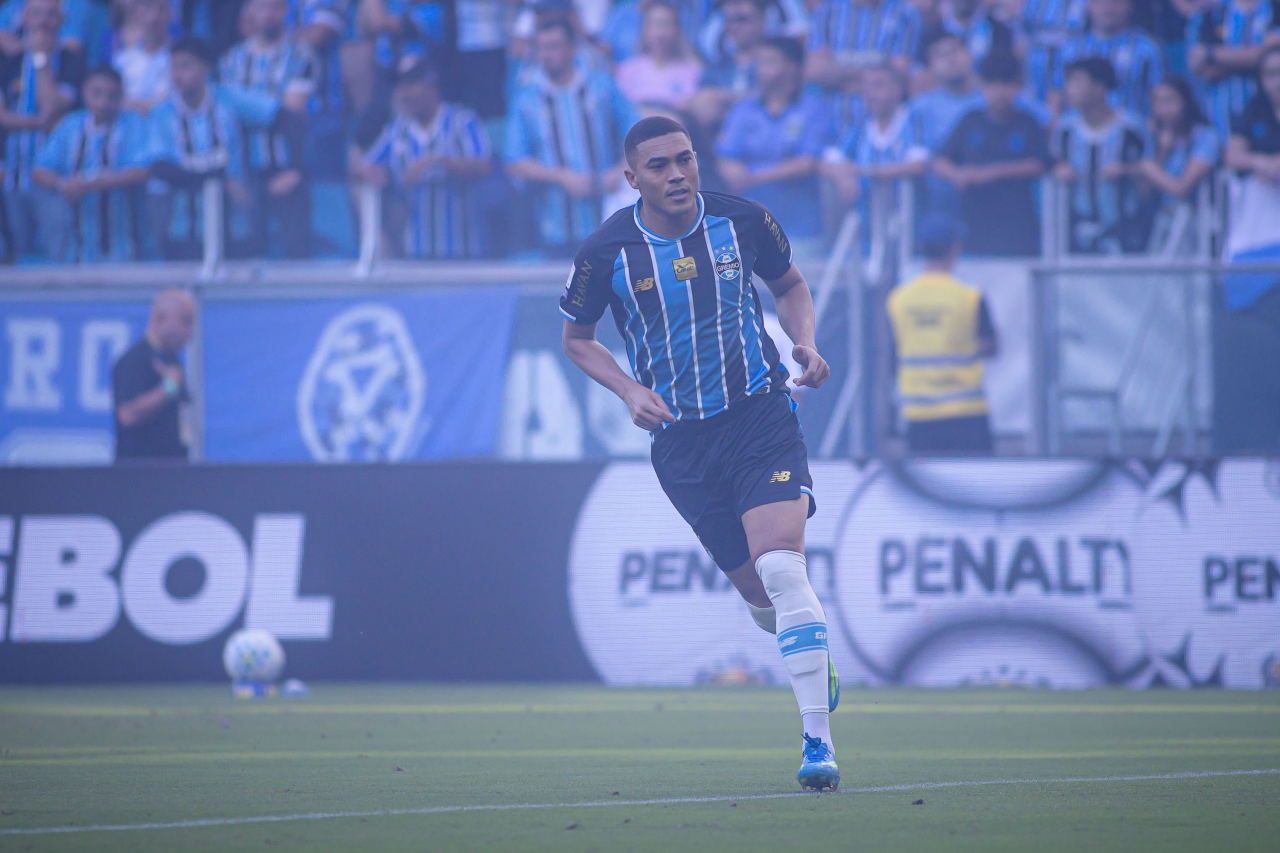 Carlos Vinicius comemora gol anulado pelo VAR