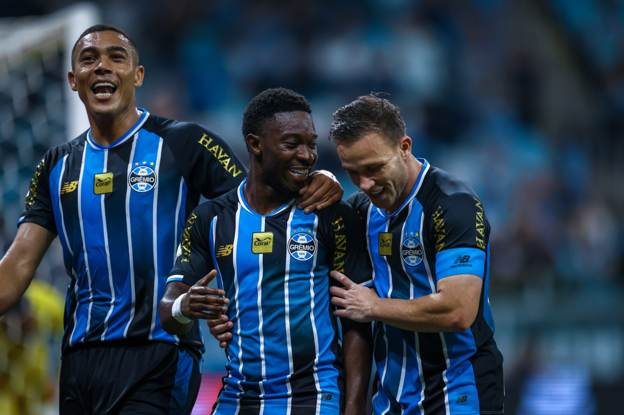 Jogadores do Grêmio comemorando gol