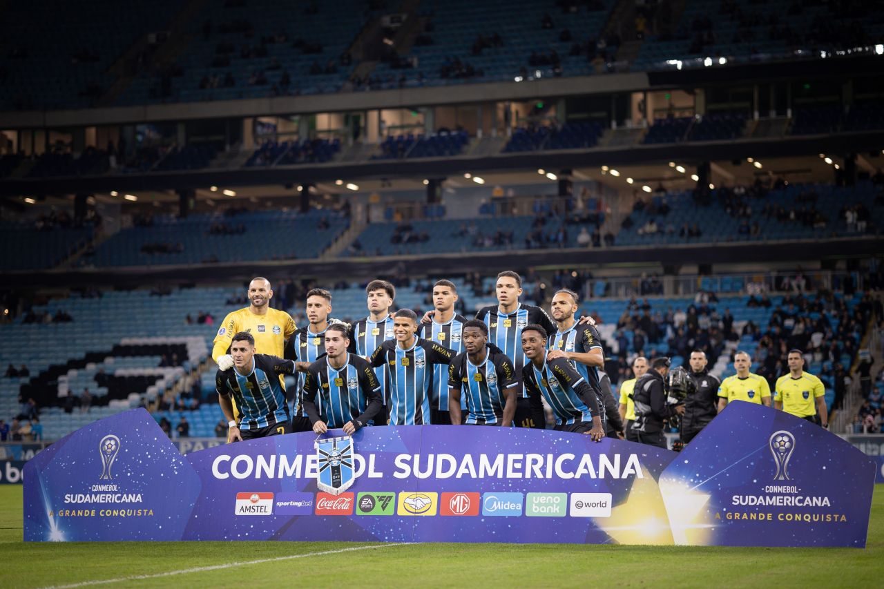 Formação titular do Grêmio contra o Palestino na Arena