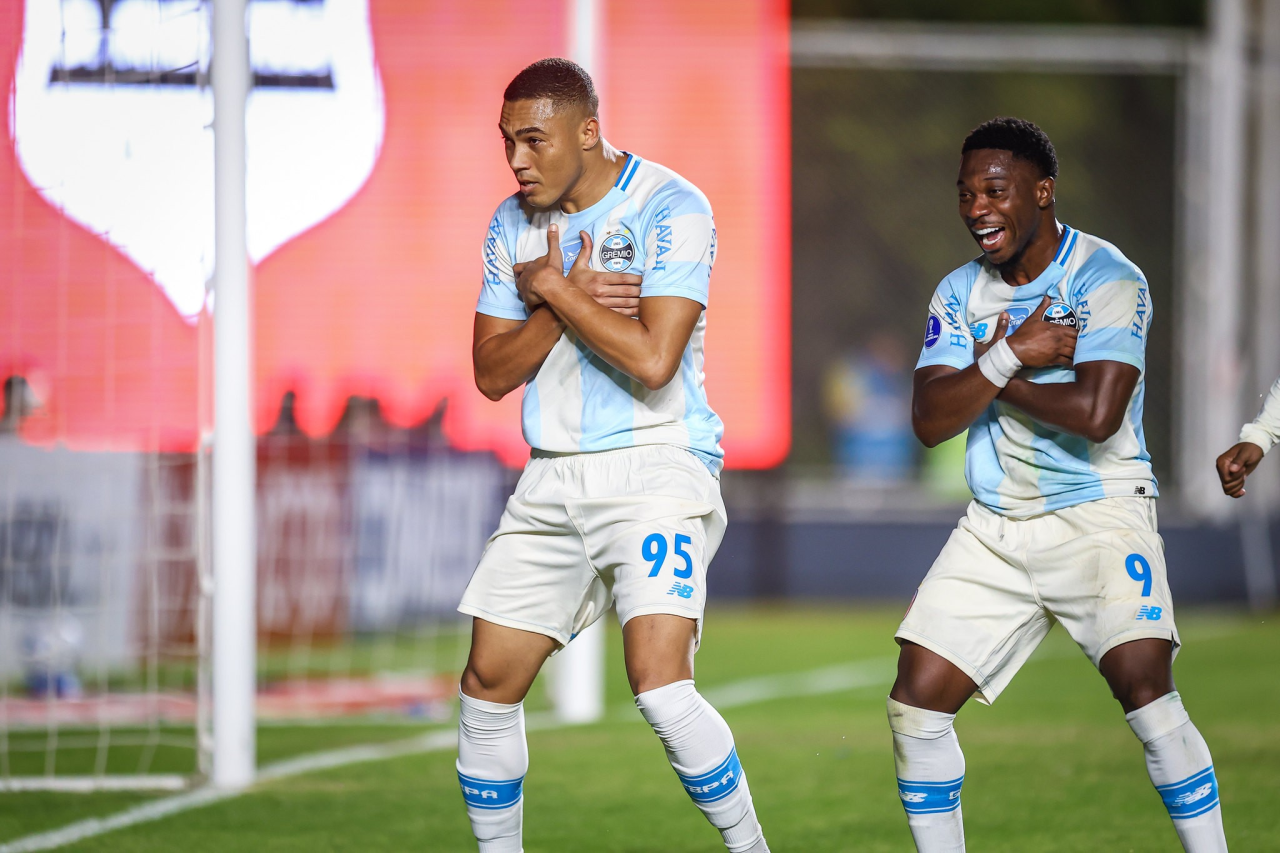 Carlos Vinicius e Amuzu comemoram gol do Grêmio