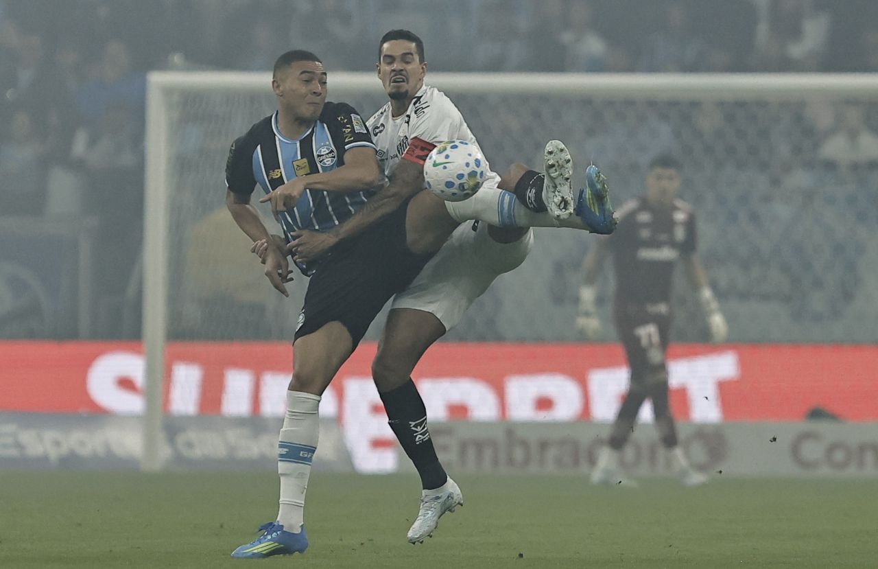Carlos Vinicius comemora após marcar gol pelo Grêmio
