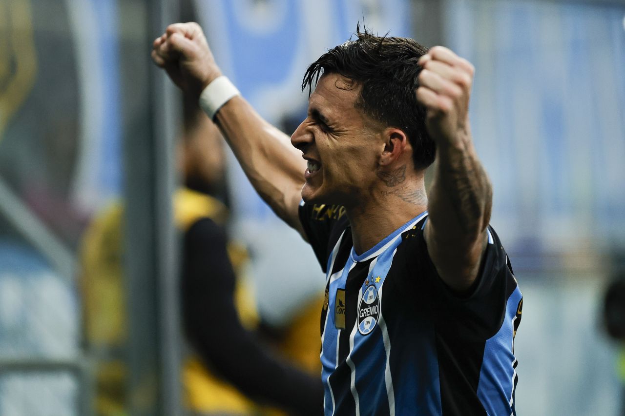 Pavón comemorando após cobrança de falta convertida em gol
