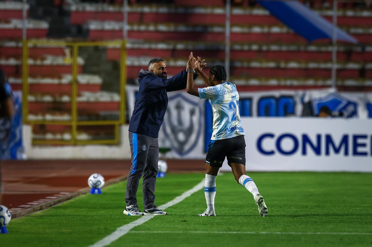 Vitor Severino comemora gol do Grêmio com Tetê