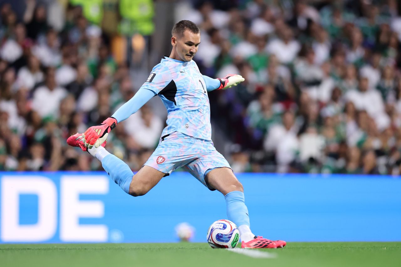 Goleiro Matej Kovar durante partida no Estádio Azteca