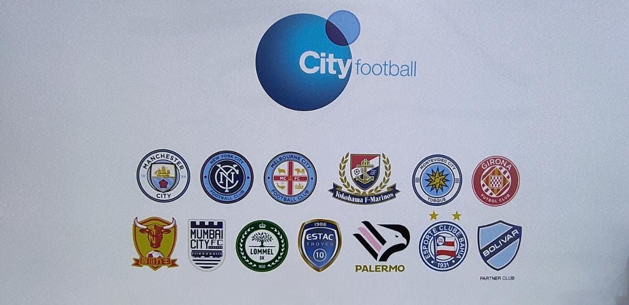 Banner com os clubes do Grupo City exibido em evento do Bahia
