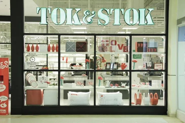 Logotipo da Tok&Stok em fachada de loja