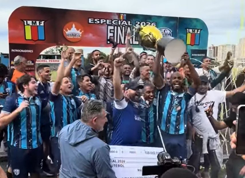 Jogadores do Guapituba comemorando o título da Final da Especial de Mauá no Estádio Pedro Benedetti
