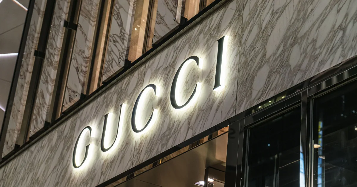 Óculos Gucci sobre superfície