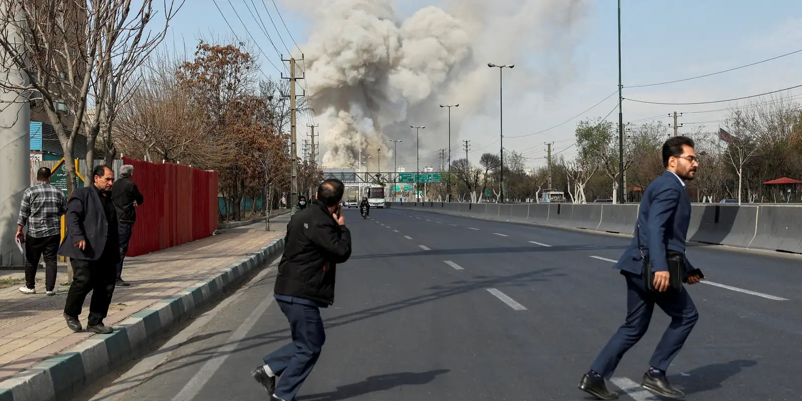 Fumaça em depósito de combustível após ataque no Oriente Médio