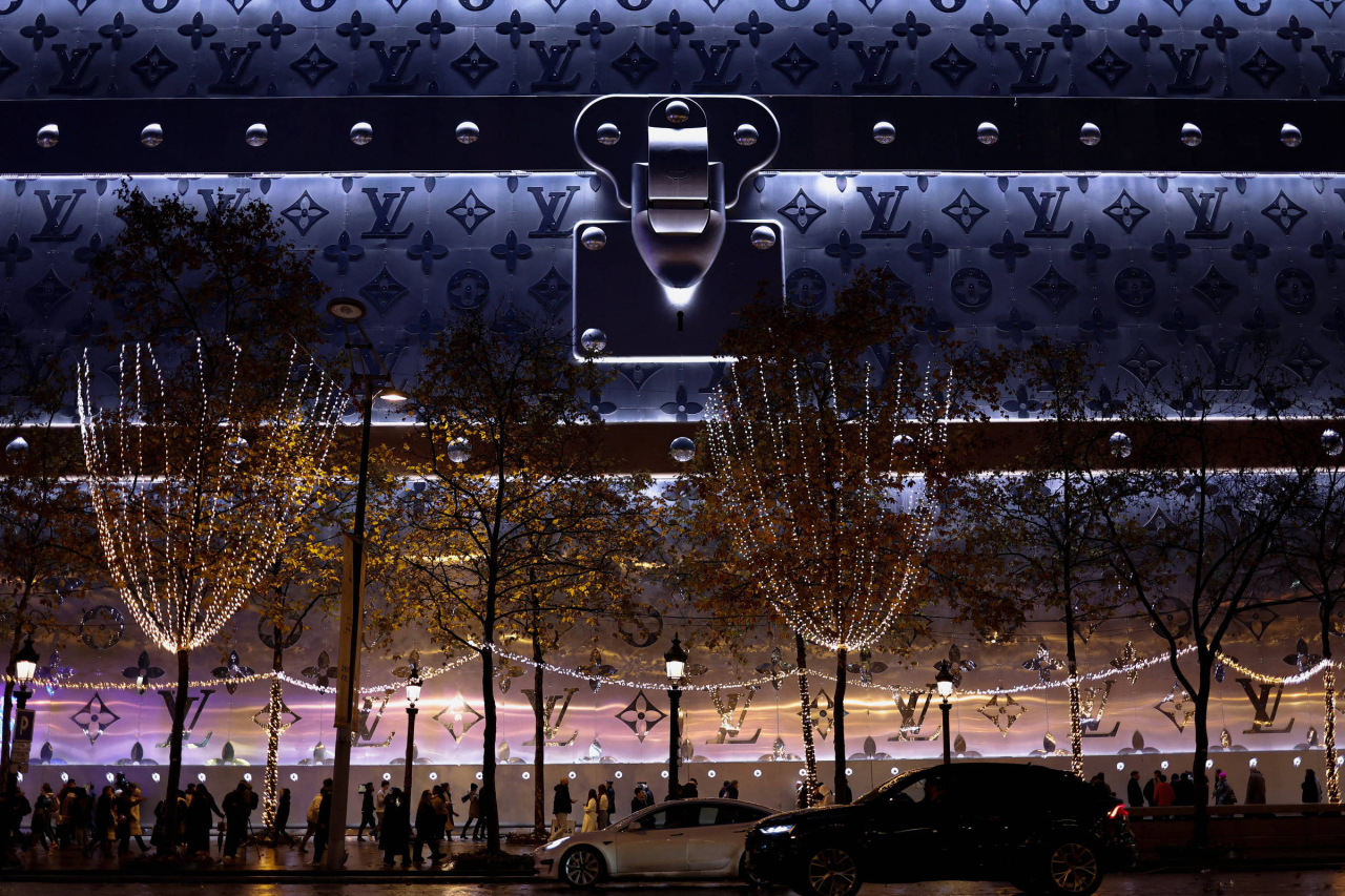 Vitrine de loja de luxo em shopping de Dubai com movimento reduzido