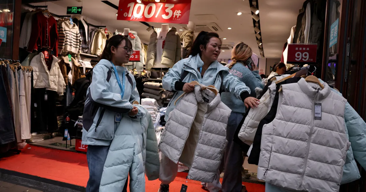 Contêineres e guindastes em porto chinês