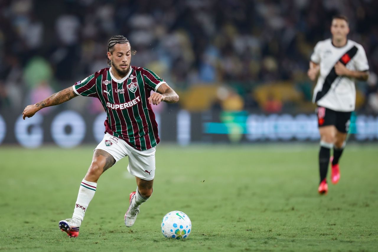 Guga em ação no gramado do Maracanã