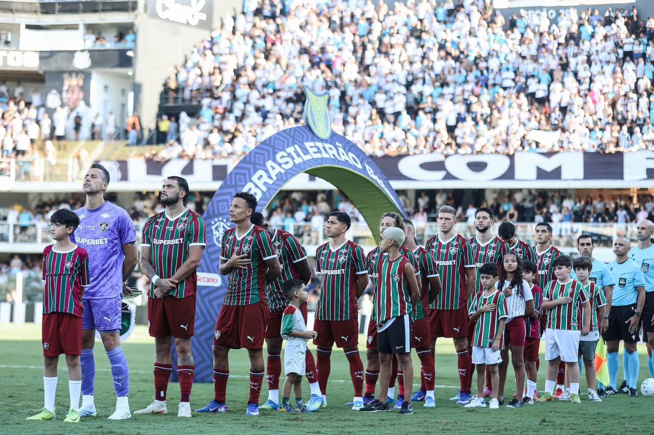 Guga e Savarino comemoram gol na Vila Belmiro