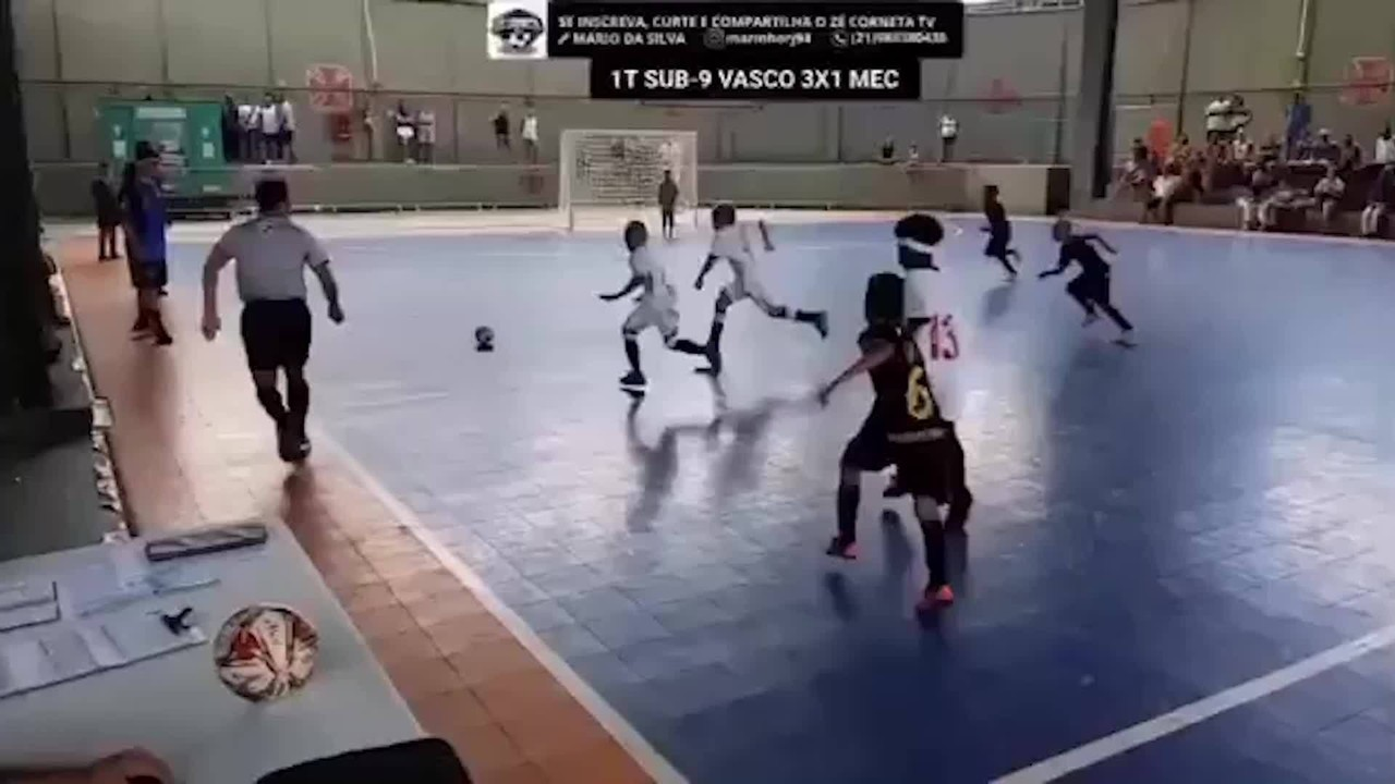 Guguinha comemorando após jogada ensaiada do Vasco sub-9