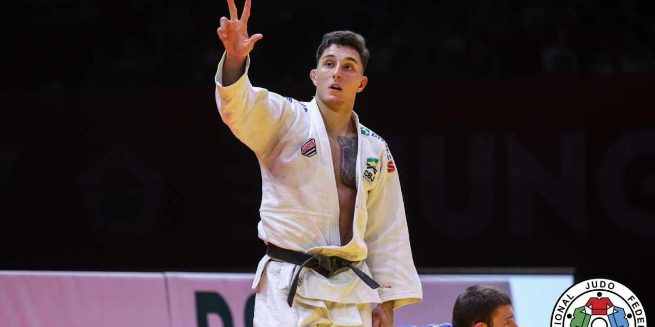 Guilherme Schimidt com medalha de ouro em Budapeste