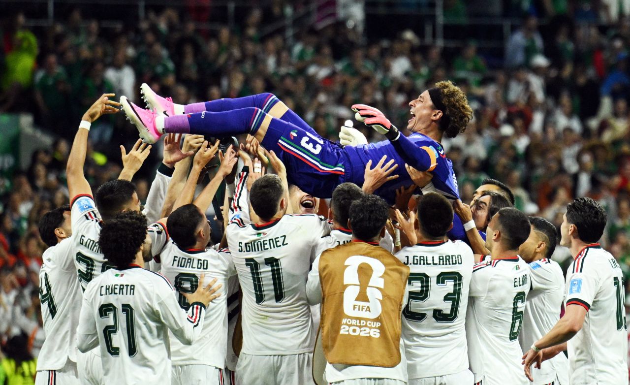 Jogadores do México erguem Guillermo Ochoa