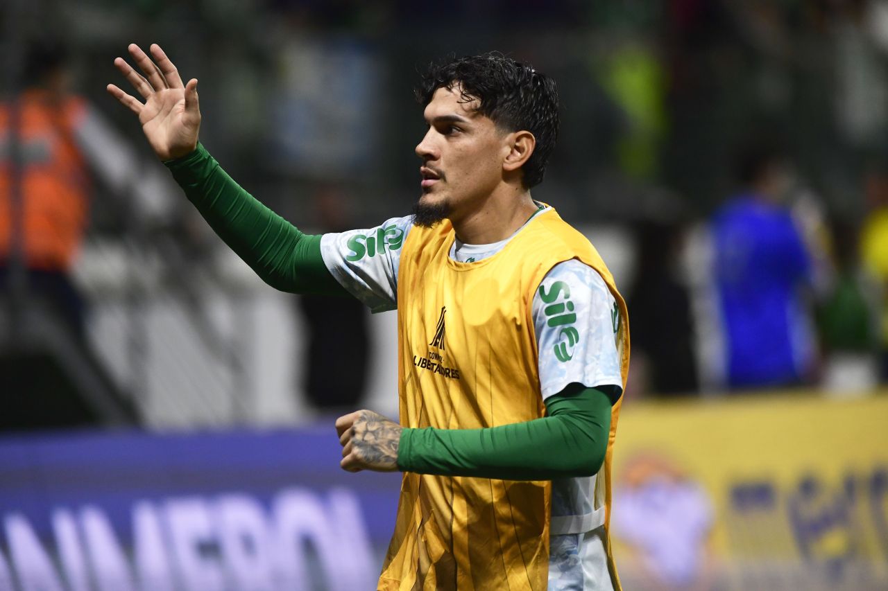 Gustavo Gómez recebe cartão durante partida contra a LDU