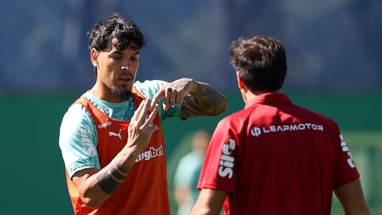 Gustavo Gómez em exercício de transição física no treino do Palmeiras