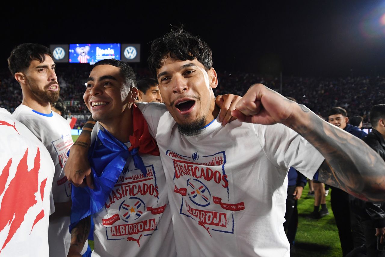 Gustavo Gómez comemorando com Miguel Almirón