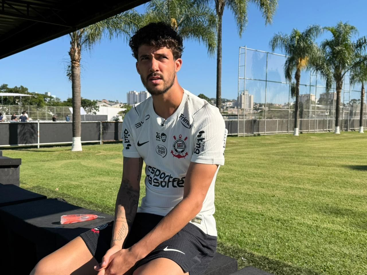 Gustavo Henrique comemora 100 jogos pelo Corinthians com a família