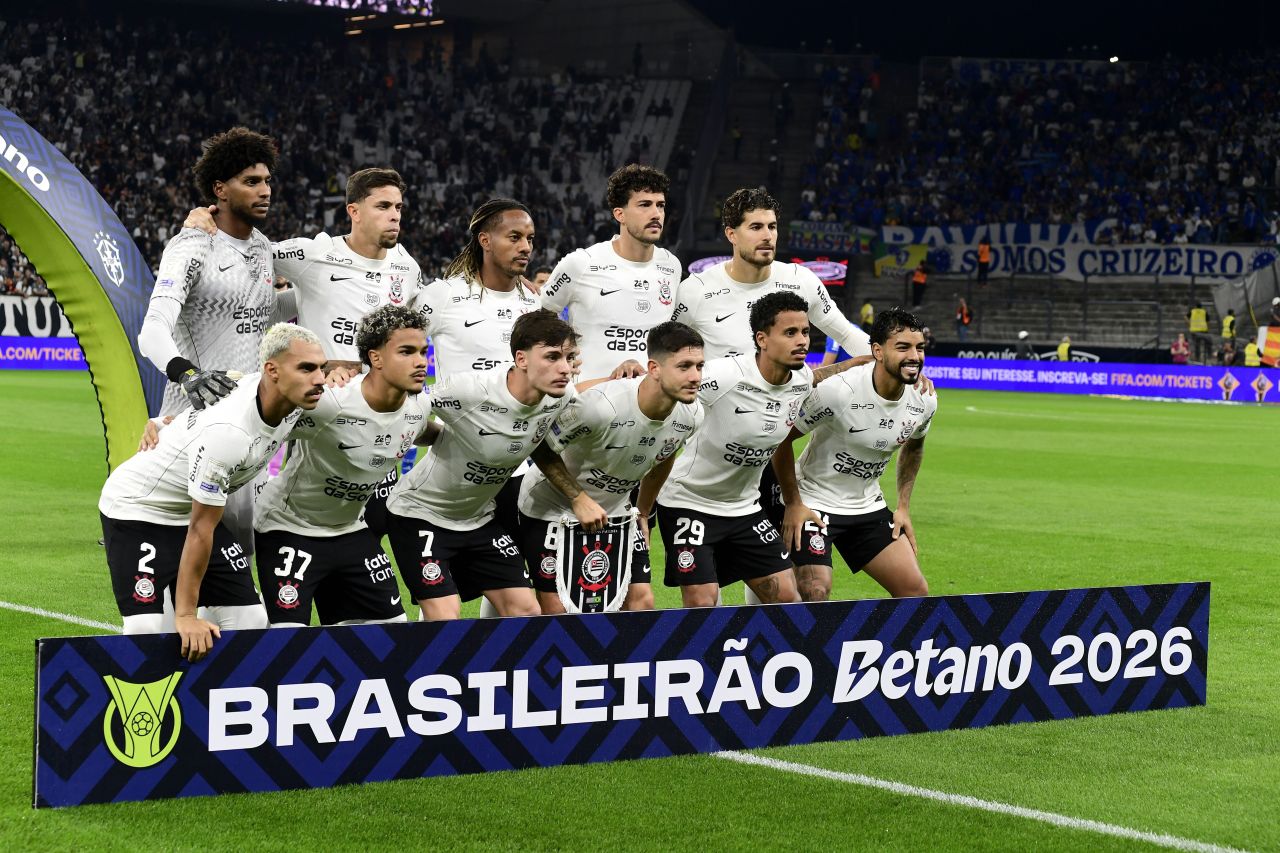 Time do Corinthians posado no gramado antes da partida