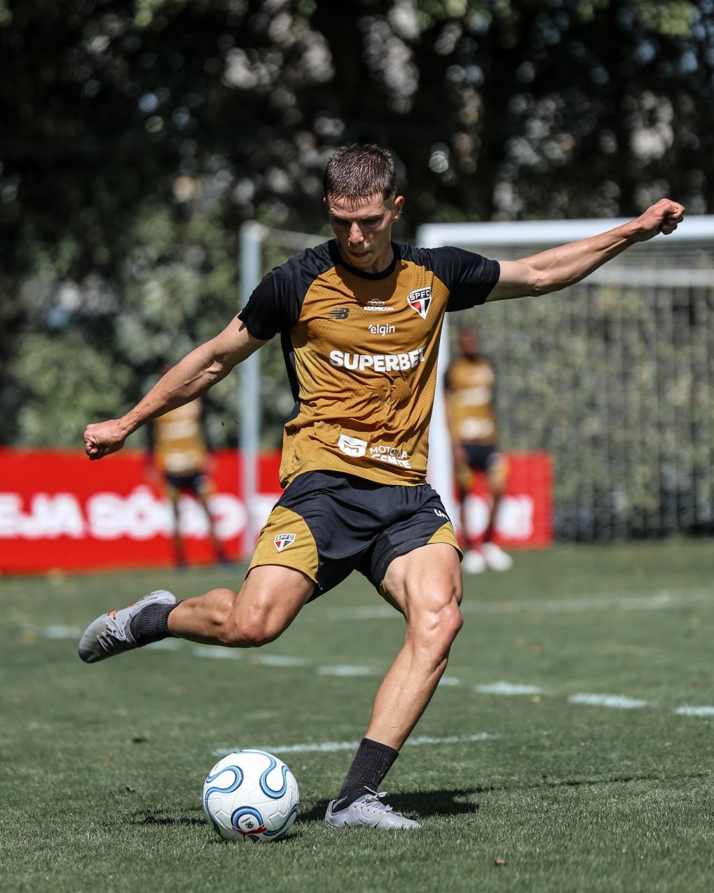 Gustavo Santana treinando pelo São Paulo