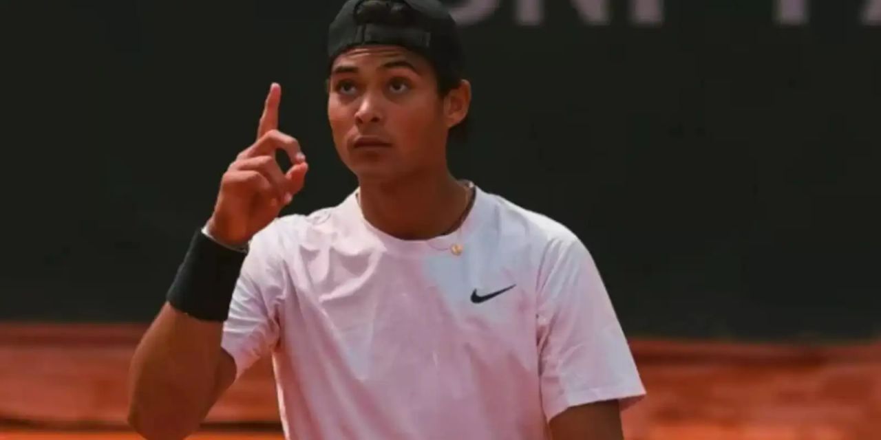 Guto Miguel celebrando título juvenil em Roland Garros