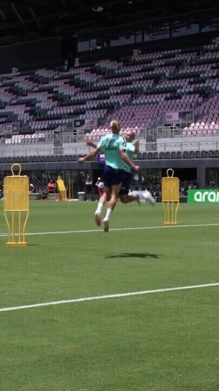 Haaland comemora gol em treino da seleção da Noruega