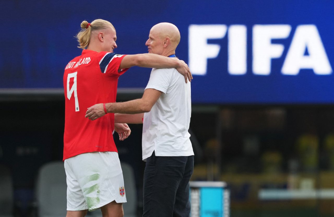 Erling Haaland comemora gol contra o Brasil
