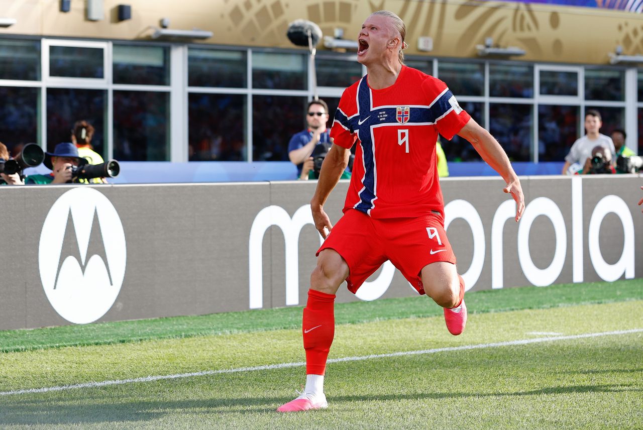 Haaland comemorando gol com a seleção da Noruega