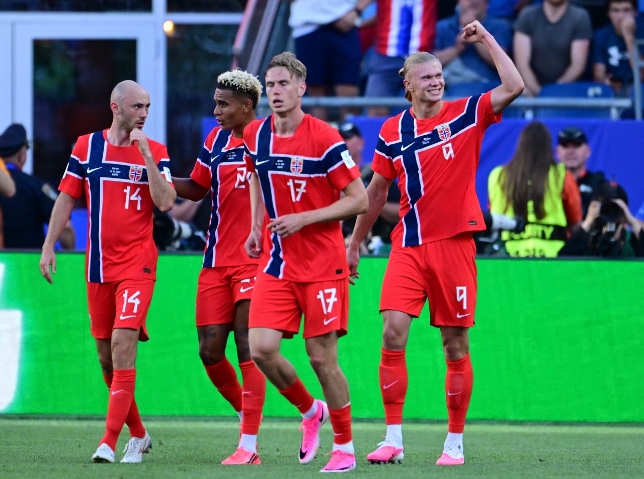 Erling Haaland comemorando gol da Noruega contra o Iraque