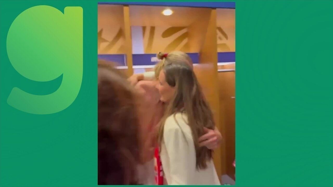Princesa Ingrid Alexandra abraça Erling Haaland no vestiário após jogo