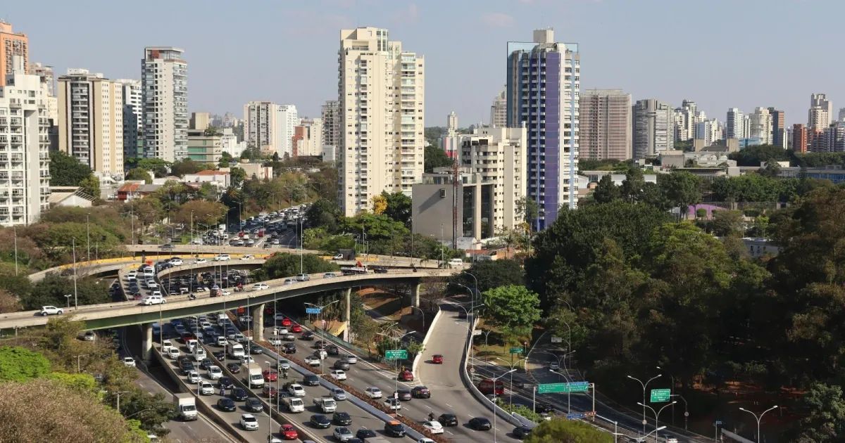 prédios residenciais em região central de cidade brasileira