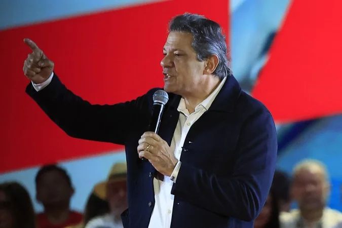Fernando Haddad chegando à residência em São Paulo