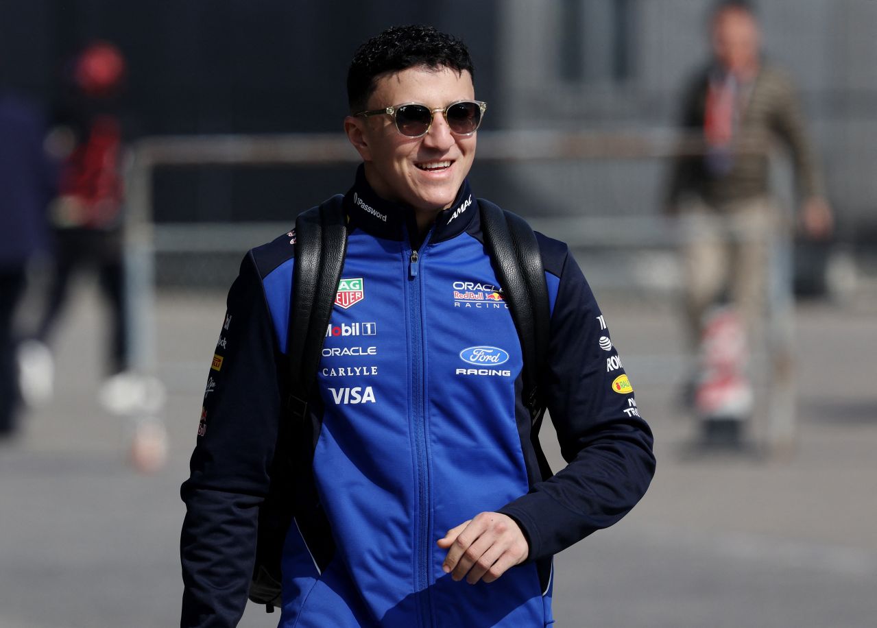 Isack Hadjar no paddock