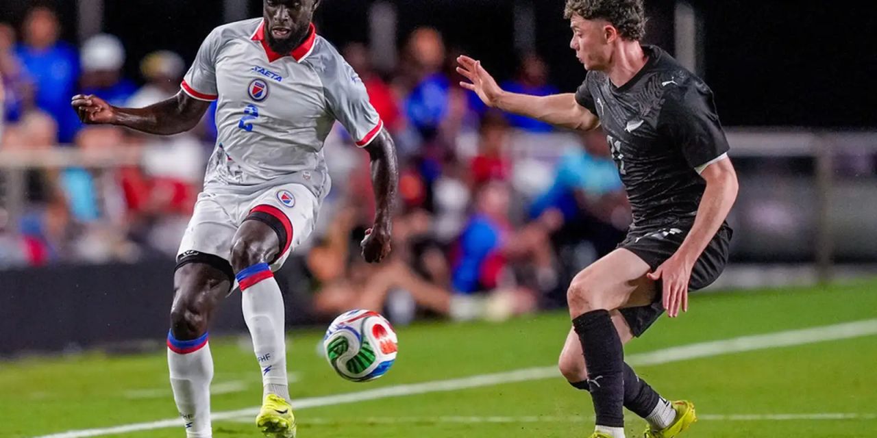 Jogadores do Haiti comemoram gol contra a Nova Zelândia