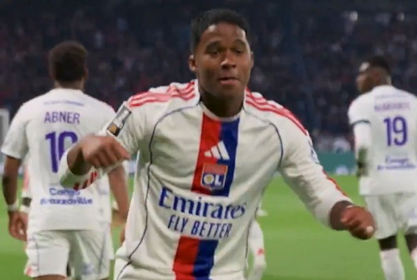 Endrick comemora gol no Parque dos Príncipes